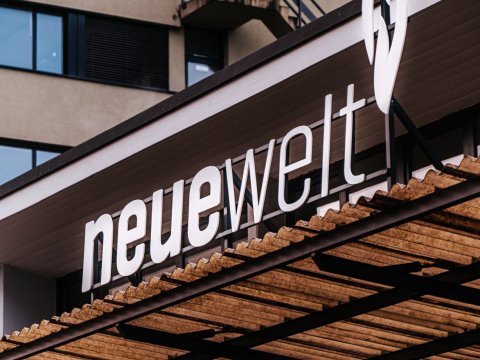 Vordach mit neuewelt-Logo