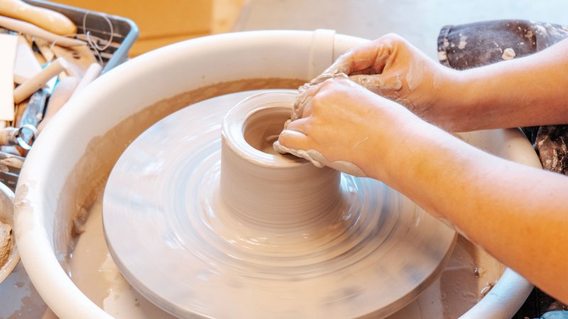 Töpferscheibe im neuewelt Atelier –  in der betreuten Tagesgestaltung entwickeln die Teilnehmenden neue Kompetenzen