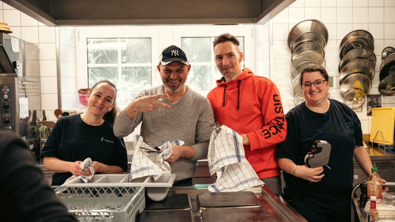 In der Gastronomie-Küche bereiten unsere Mitarbeitenden täglich köstliche Menüs zu.