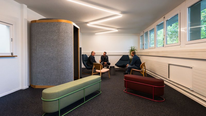 Lounge mit Tlefonbox und bequemen Sitzmöbeln