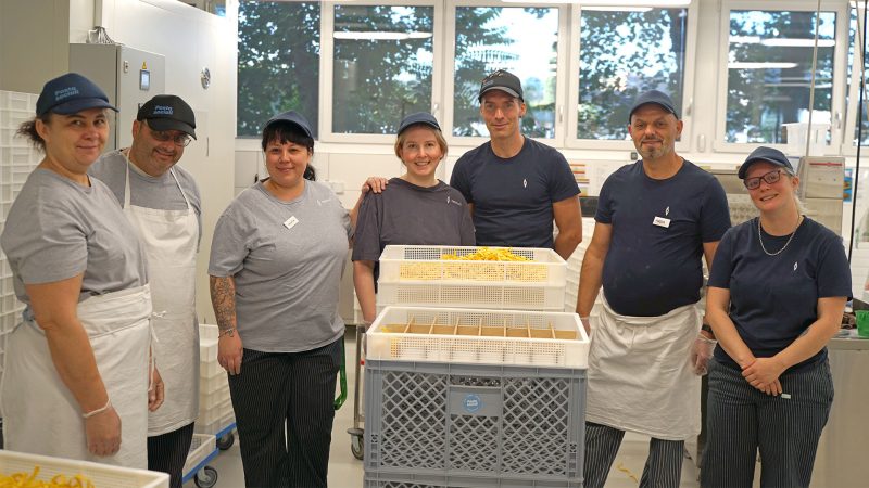 Pasta sociali ist ein Teil der Tagesstruktur neuewelt. Hier zu sehen: 2 Mitarbeiterinnen.