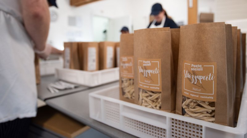 Begleitete Arbeit bei neuewelt: hier in der Pasta-Produktion bei Pasta sociali