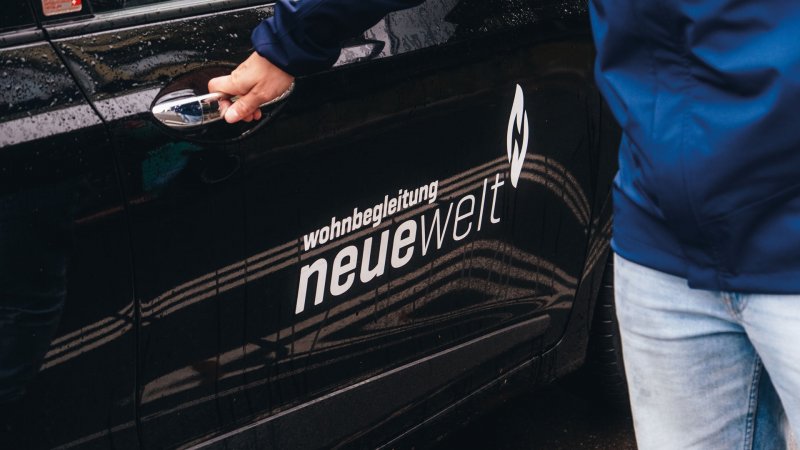 Ein Auto der Ambulanten wohnbegleitung von neuewelt